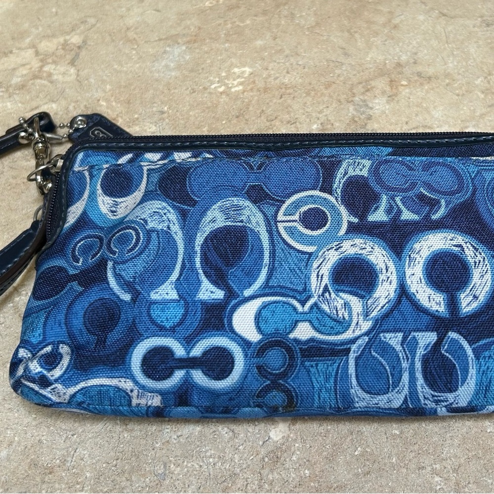 Coach Poppy Signature C Wristlet - Picture 4 of 7